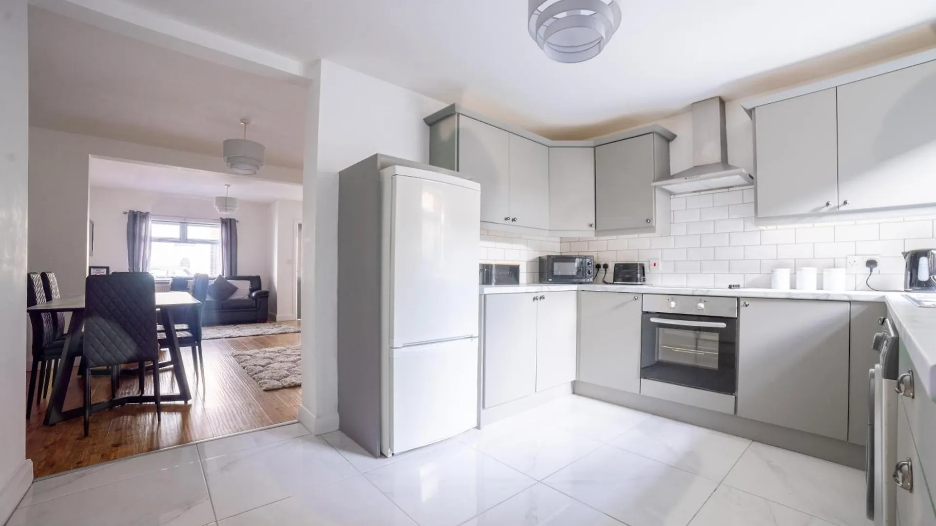 Cheerful 3-Bedroom Home With Free Street Parking Belfast Apartman