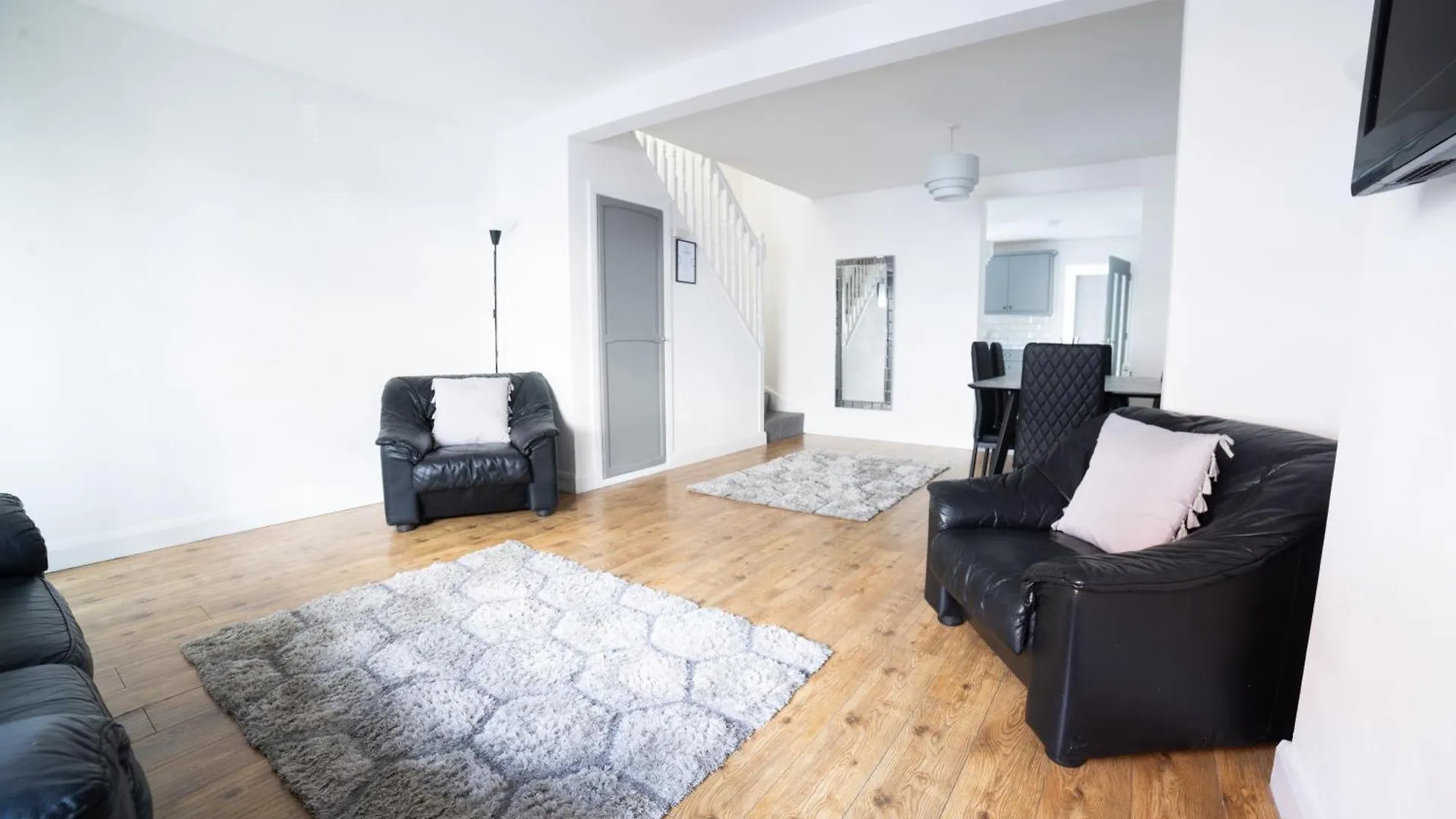 Cheerful 3-Bedroom Home With Free Street Parking Belfast